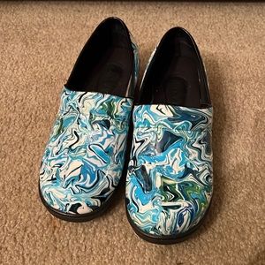 Womens  savvy nursing clogs